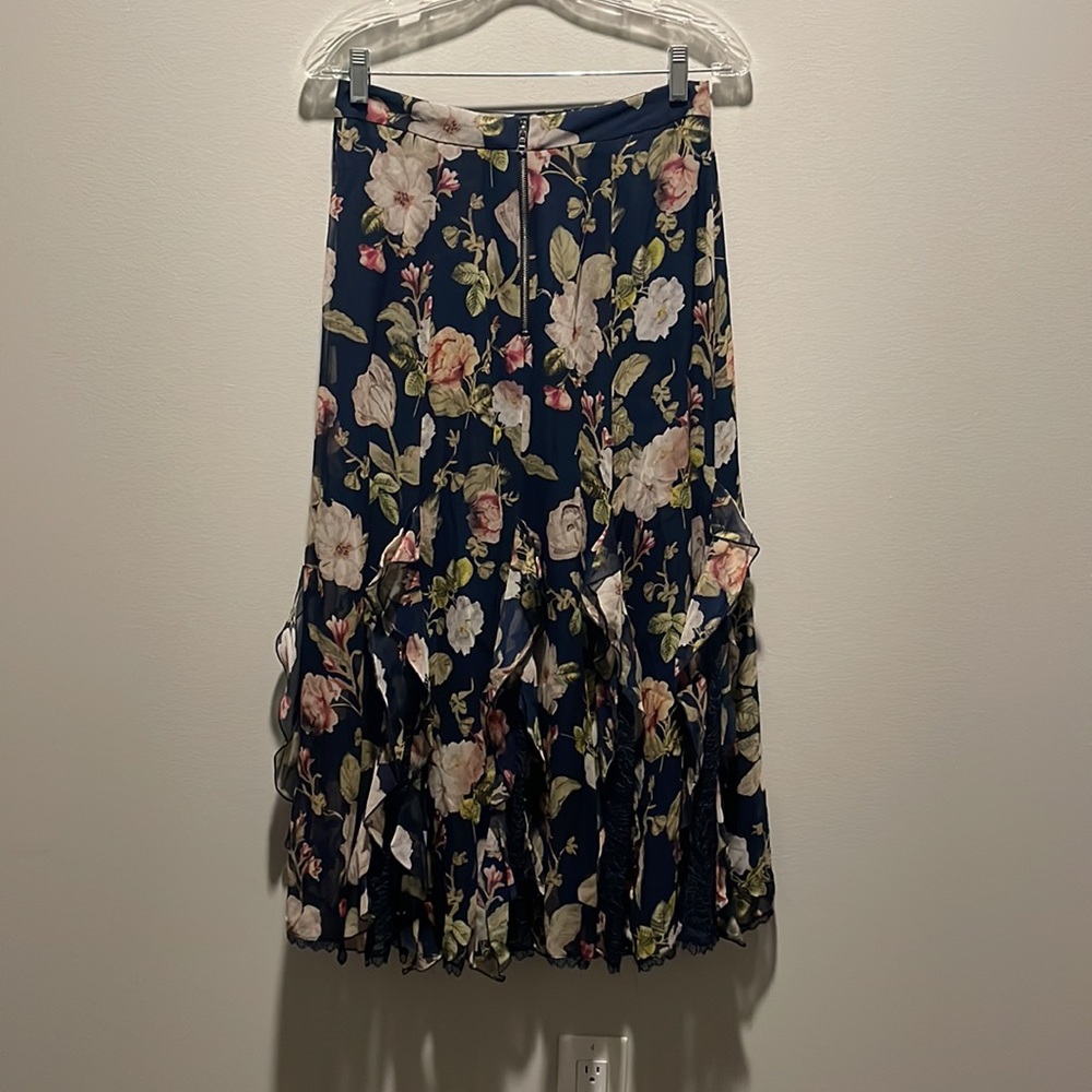 ALICE + OLIVIA Moody Floral Silk & Lace Skirt. Size 4 - Picture 5 of 11